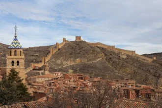 Vista panorámica de Albarracín y sus murallas