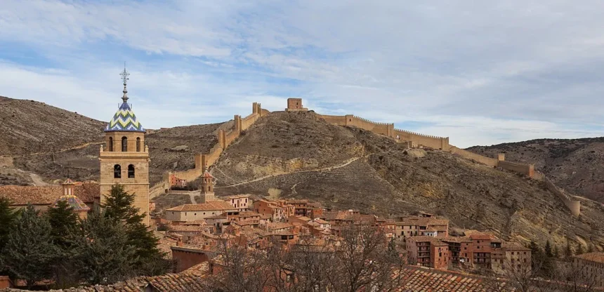 Vista panorámica de Albarracín y sus murallas