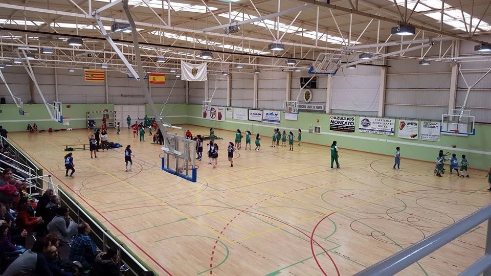 Pista de baloncesto en Cuarte de Huerva en entorno verde