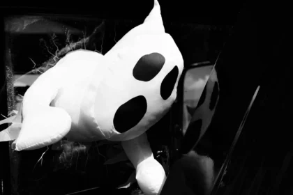 Pasacalles de la Noche de las Ánimas en Teruel entre faroles y capas