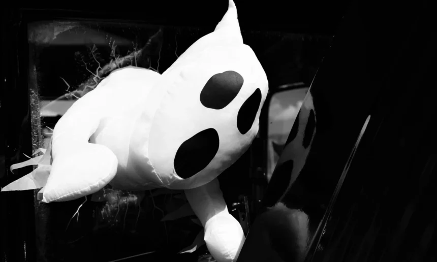 Pasacalles de la Noche de las Ánimas en Teruel entre faroles y capas