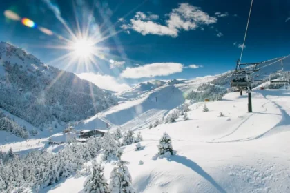 Panorámica de estación de esquí en Aragón con pistas y nieve