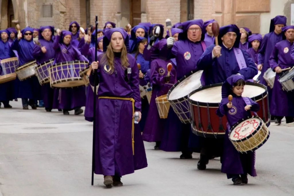 Tamborileros de la Ruta del Tambor y el Bombo en procesión