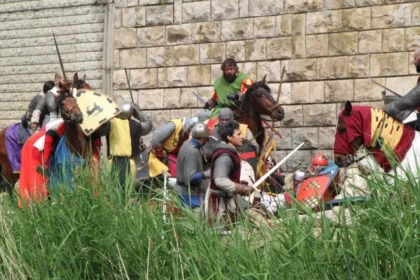 Recreación medieval en Monzón con caballeros y mercado templario