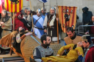 Monumento de Los Amantes de Teruel en estilo medieval