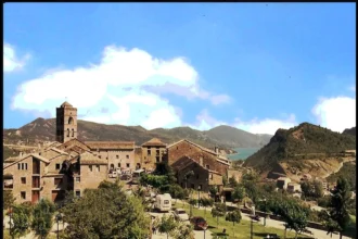 Vista del casco medieval de Aínsa con murallas y tejados
