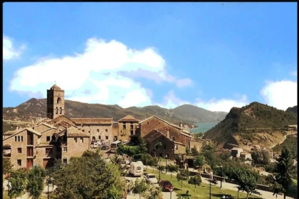 Vista del casco medieval de Aínsa con murallas y tejados