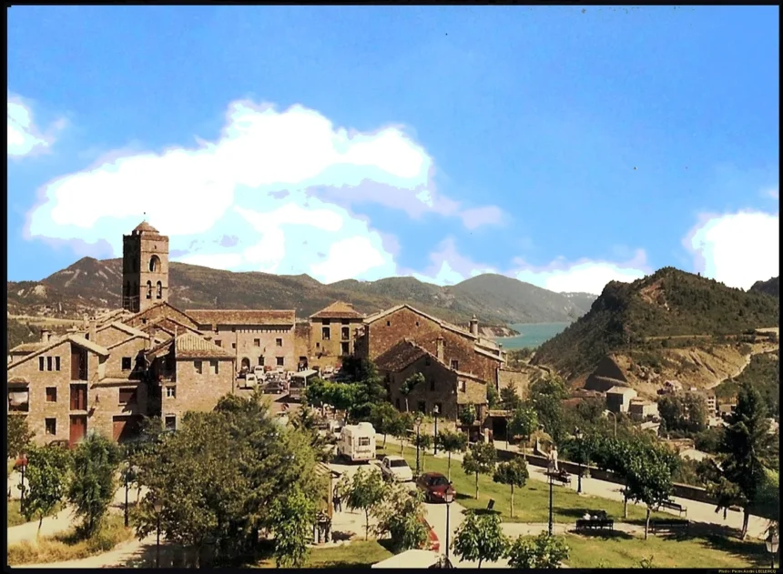 Vista del casco medieval de Aínsa con murallas y tejados