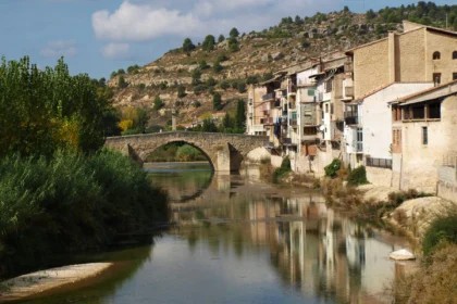 Paisaje del Matarraña, Teruel: colinas y pueblos pintorescos