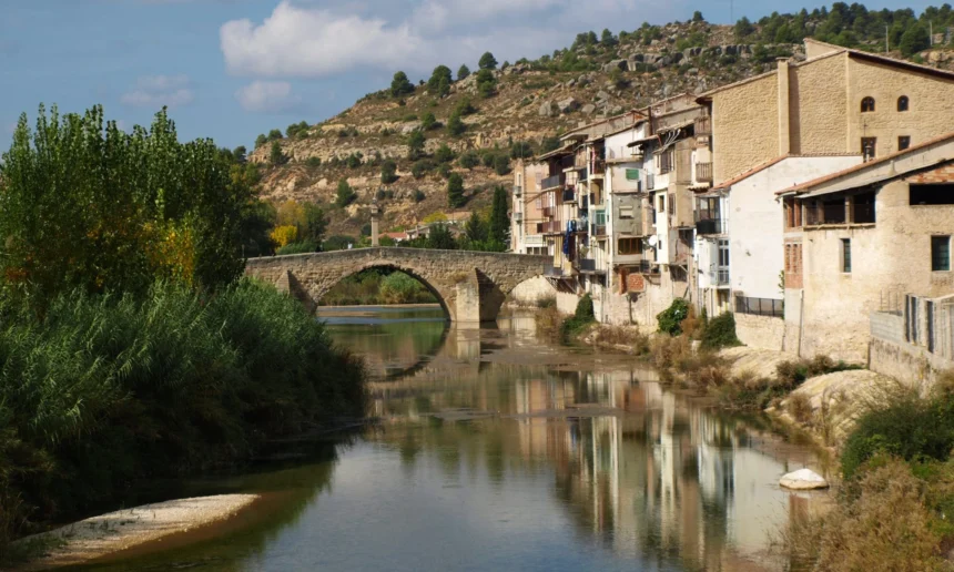 Paisaje del Matarraña, Teruel: colinas y pueblos pintorescos
