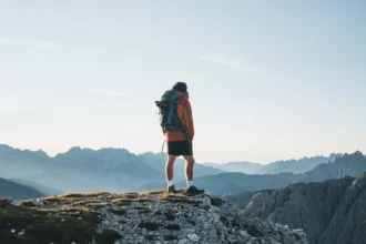 Mapa de tela M.UP! sobre fondo de montaña