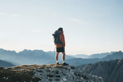 Mapa de tela M.UP! sobre fondo de montaña