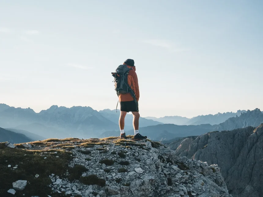 Mapa de tela M.UP! sobre fondo de montaña