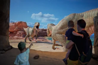 Interior del parque Dinópolis con dinosaurios y escenario